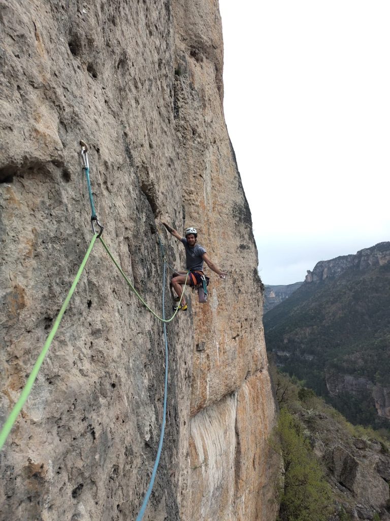 stage escalade dans les calanques de marseille avec victor